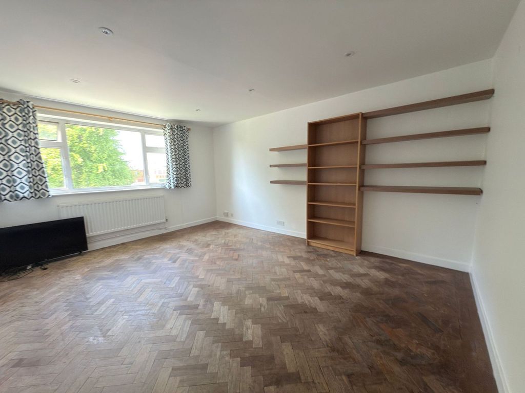 2 bed flat for saleWindfield, Leatherhead KT22 photo 2