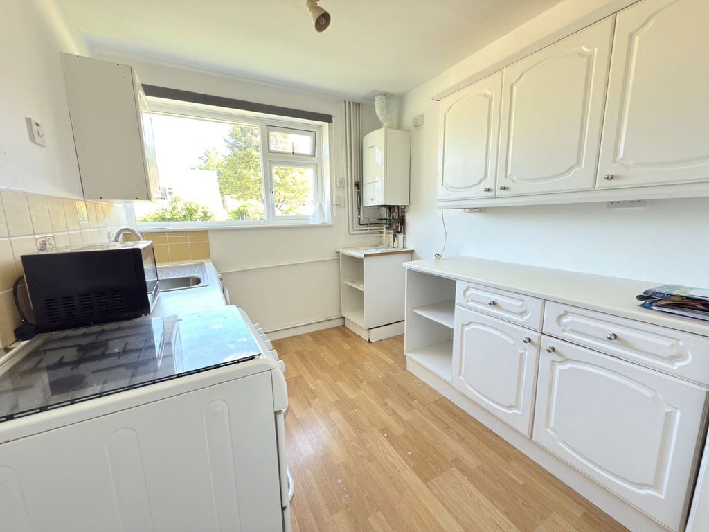 2 bed flat for saleWindfield, Leatherhead KT22 photo 4