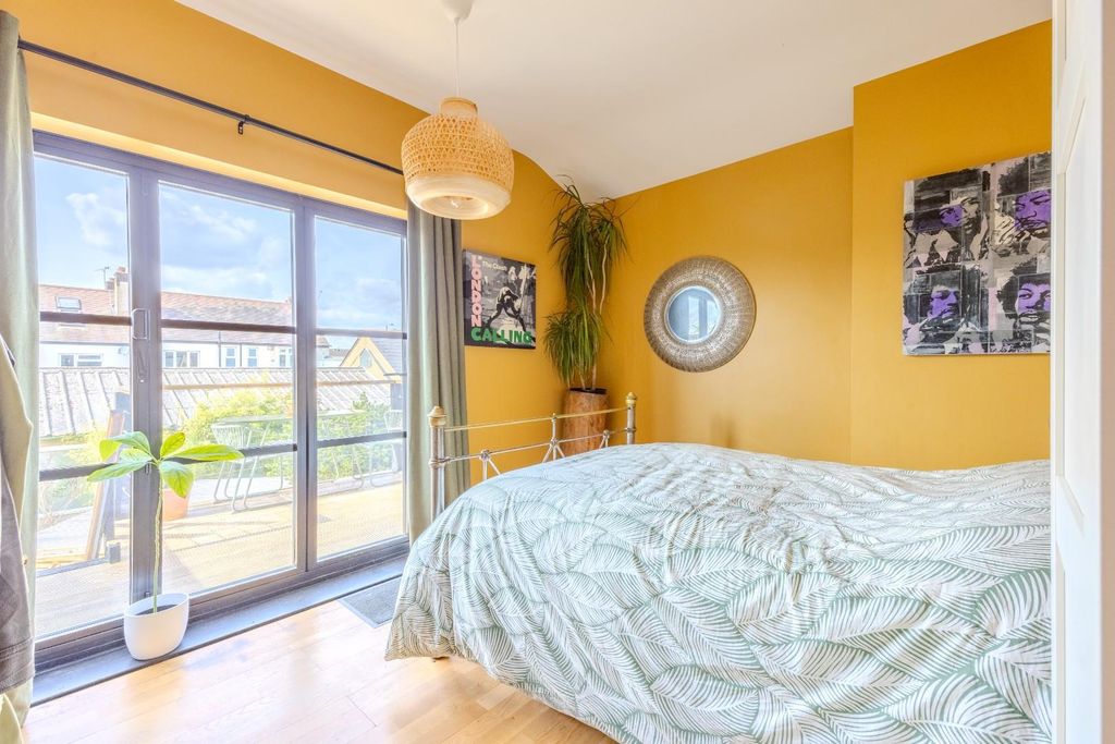 Additional image 17 of 3 bed flat for saleCarlton Drive, Leigh-On-Sea SS9