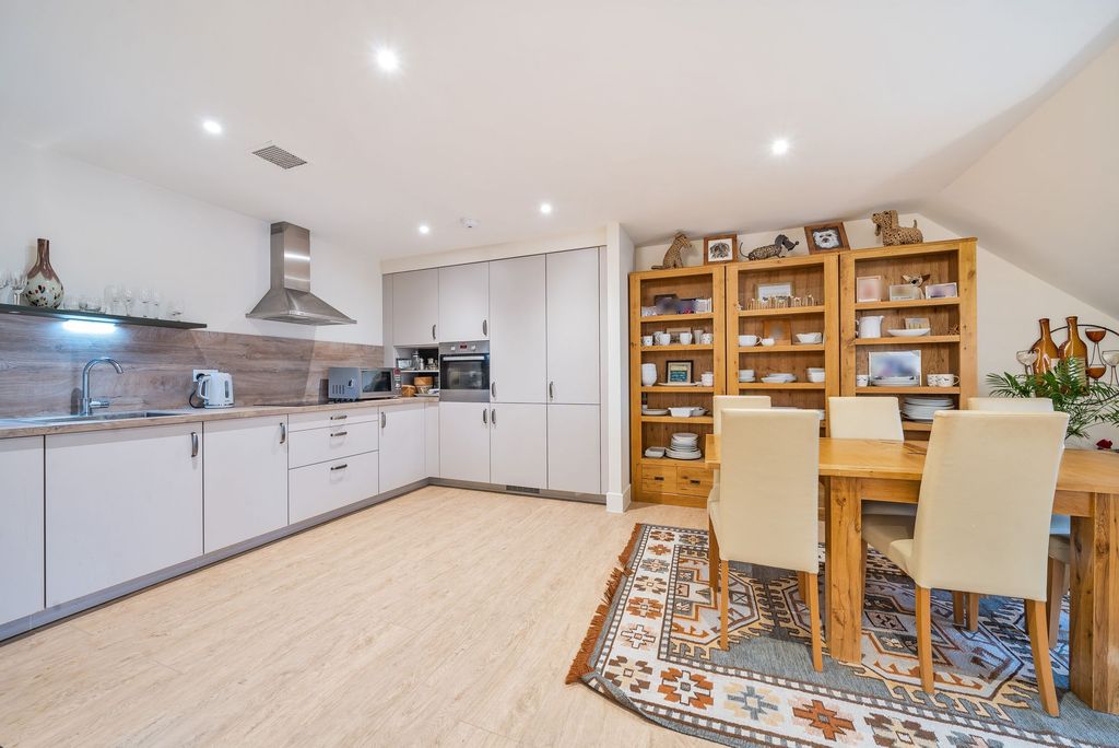 2 bed flat for saleBepton Road, Dundee House Bepton Road GU29 photo 3