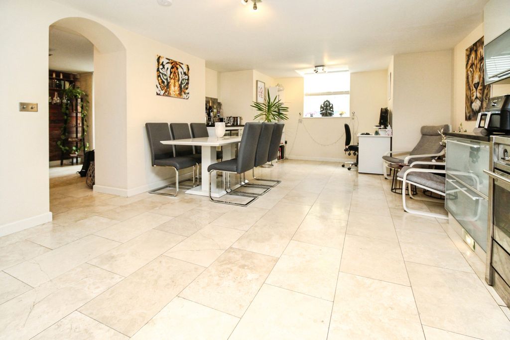 2 bed flat for saleWarwick Place, Leamington Spa CV32
