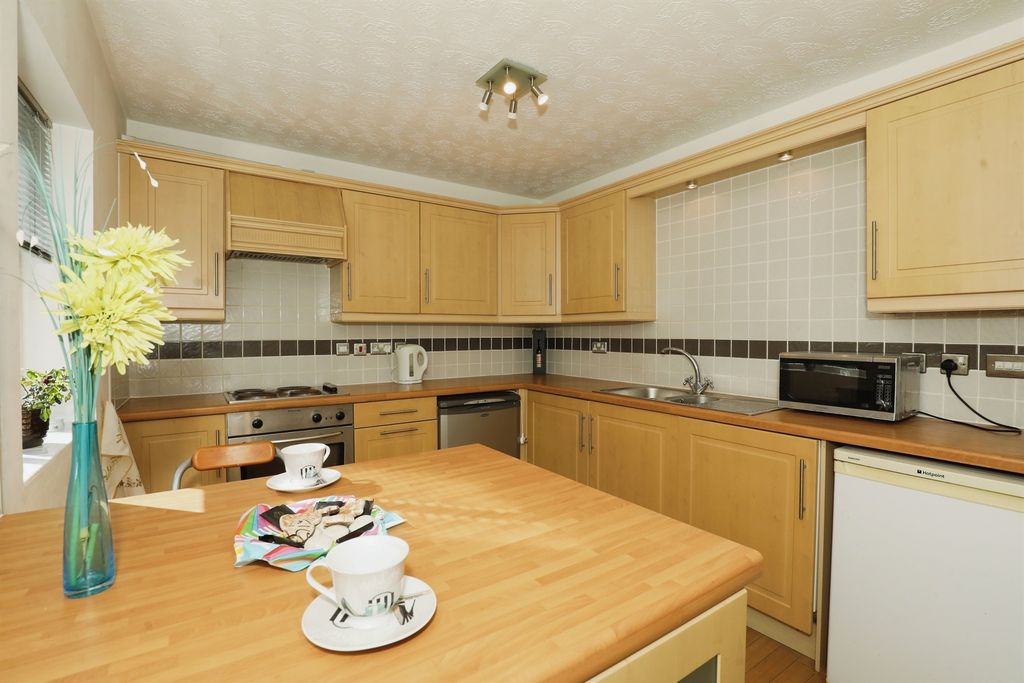 2 bed flat for saleBlakemere Drive, Northwich CW9 photo 5