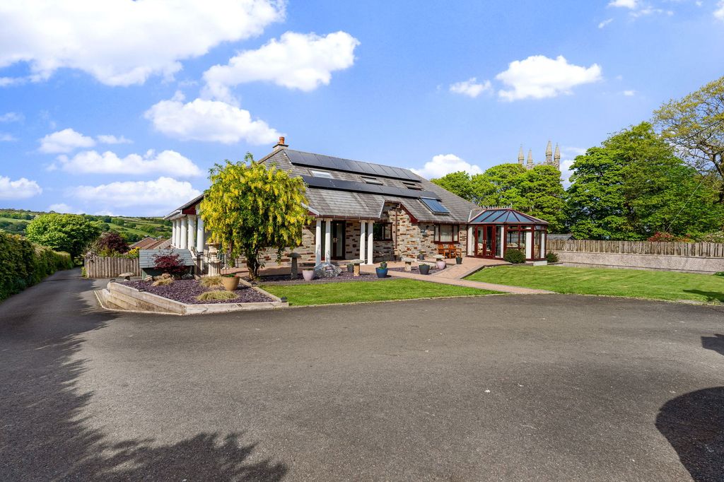 7 bed detached house for saleSt Cleer PL14 photo 3