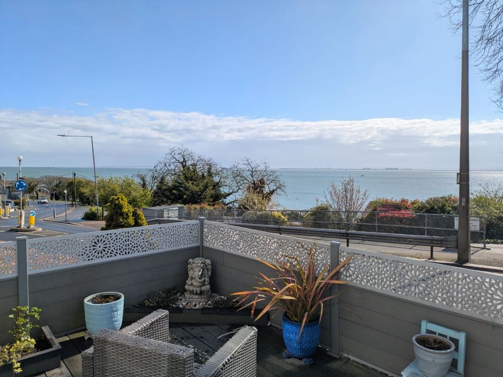 2 bed flat for saleGrand Parade, Leigh-On-Sea SS9