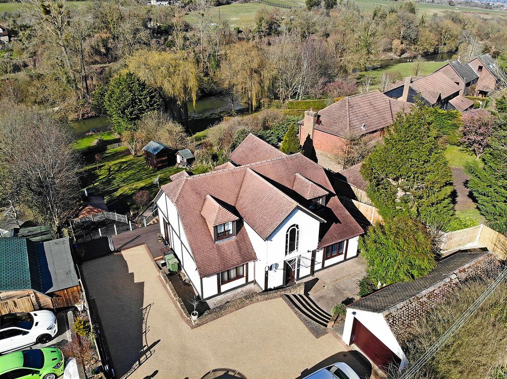4 bed detached house for saleThe Priory, East Farleigh, Maidstone ME15