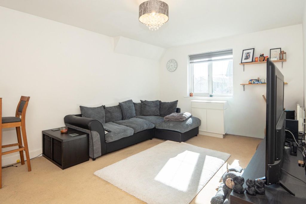2 bed flat for salePavilion Close, Stanningley, Pudsey LS28 photo 2