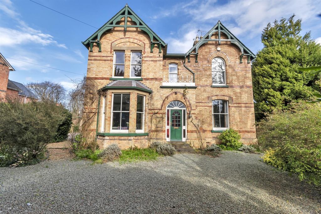 5 bed town house for saleWeston Lane, Oswestry SY11