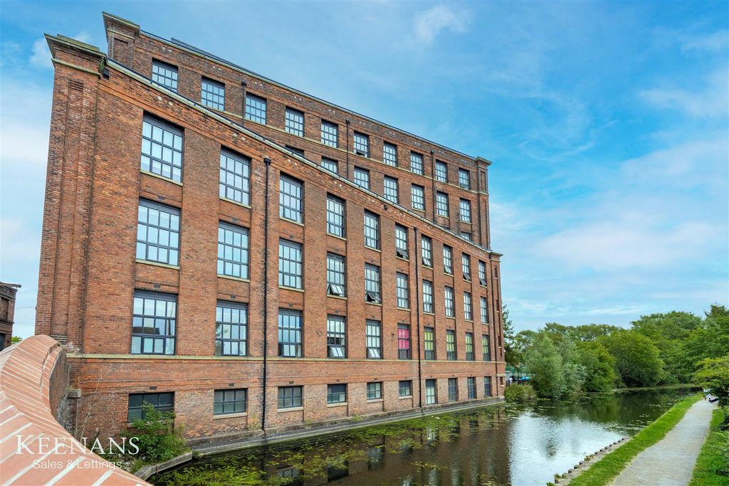 2 bed flat for saleMather Lane, Leigh WN7 photo 2