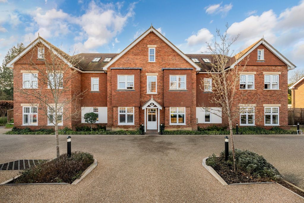 2 bed flat for saleGresham Gardens, Oxted RH8