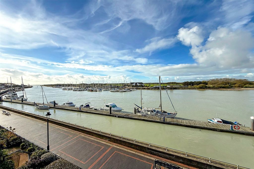 2 bed flat for salePier Road, Littlehampton, West Sussex BN17 photo 5