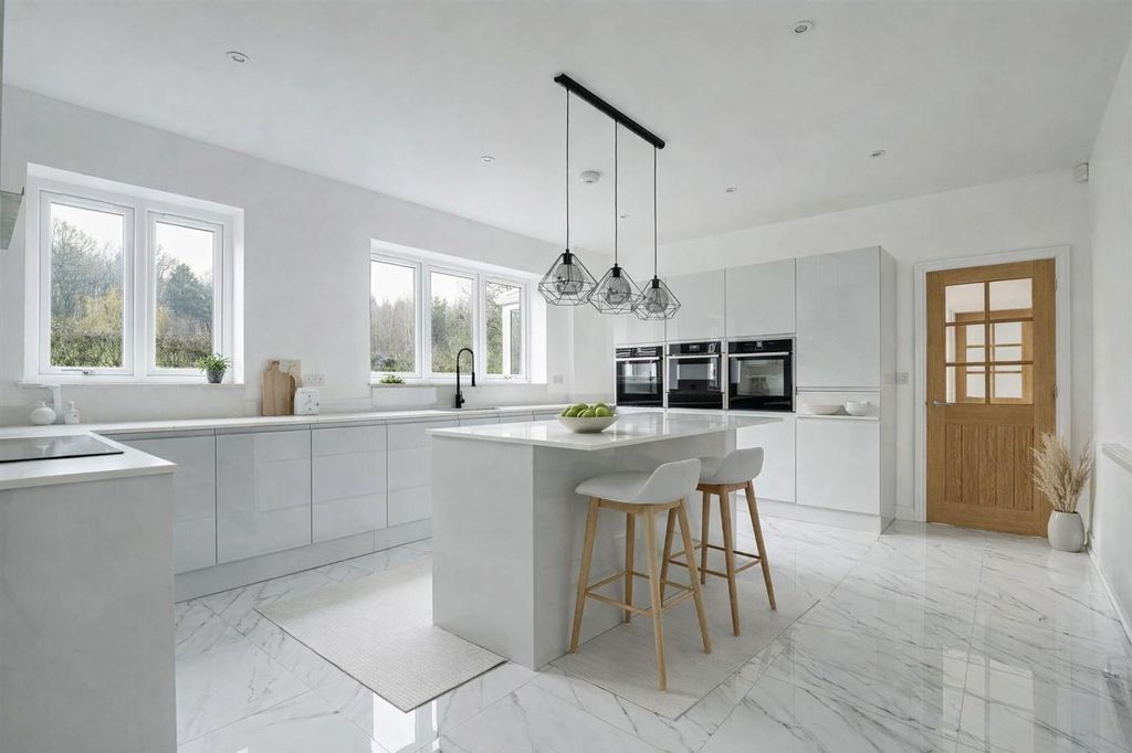 6 bed detached house for saleLandmere Lane, Ruddington NG11 photo 3