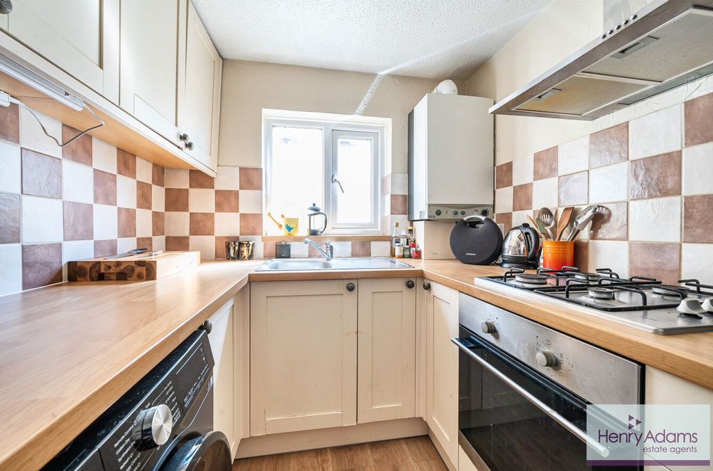 1 bed flat for saleStation Road, Liss GU33 photo 3
