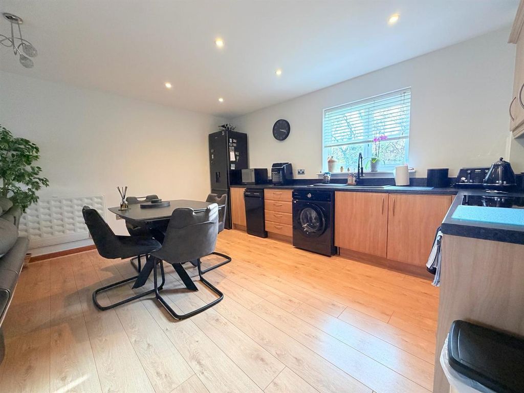 2 bed flat for saleKendal, Purfleet-On-Thames RM19 photo 5