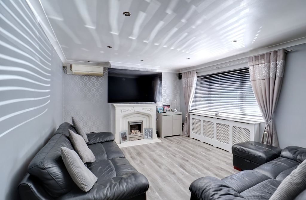 3 bed terraced house for saleDacre Crescent, Aveley RM15 photo 3