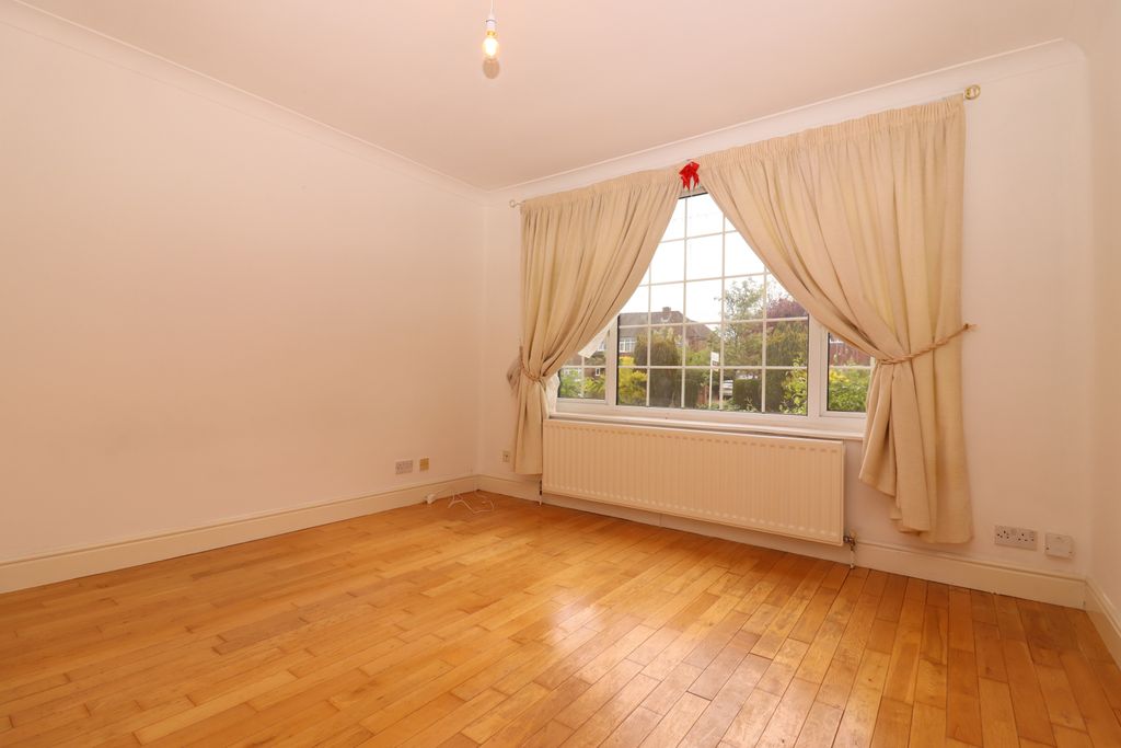 4 bed detached house for saleLuton LU2 photo 5