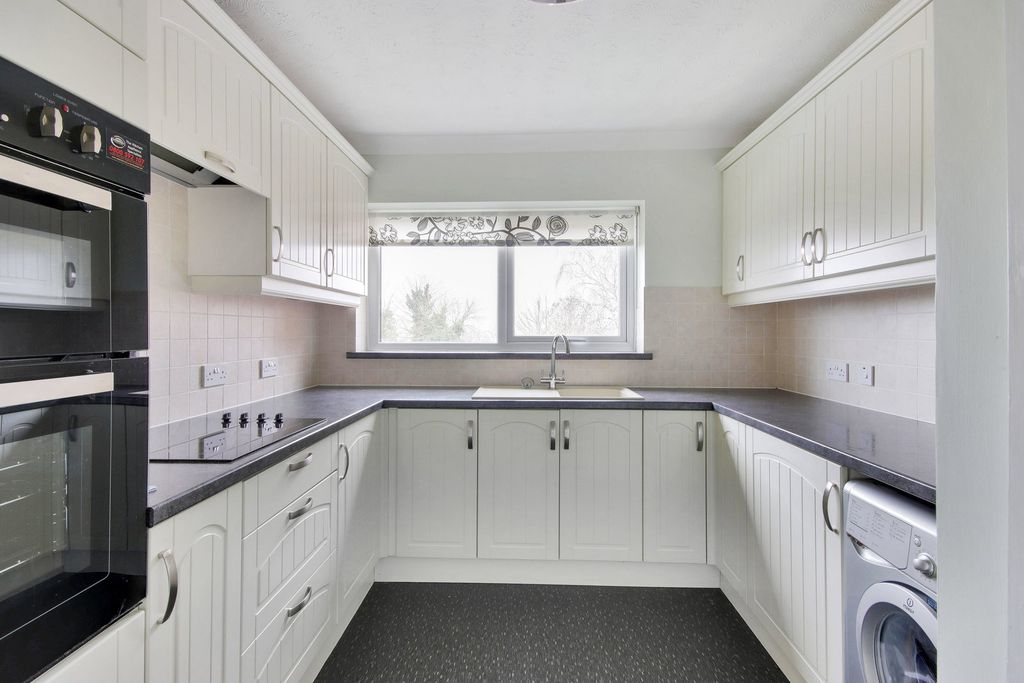 2 bed flat for saleCavendish Square, Bramblefield Estate, Longfield DA3 photo 2