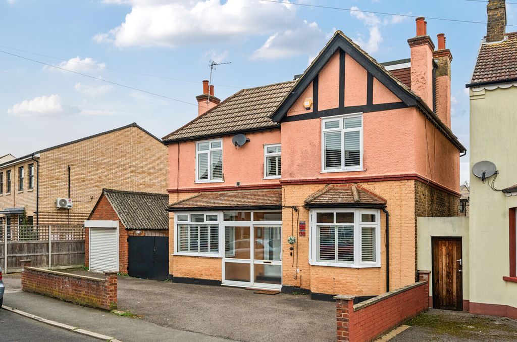 4 bed detached house for saleWood Street, Mitcham CR4