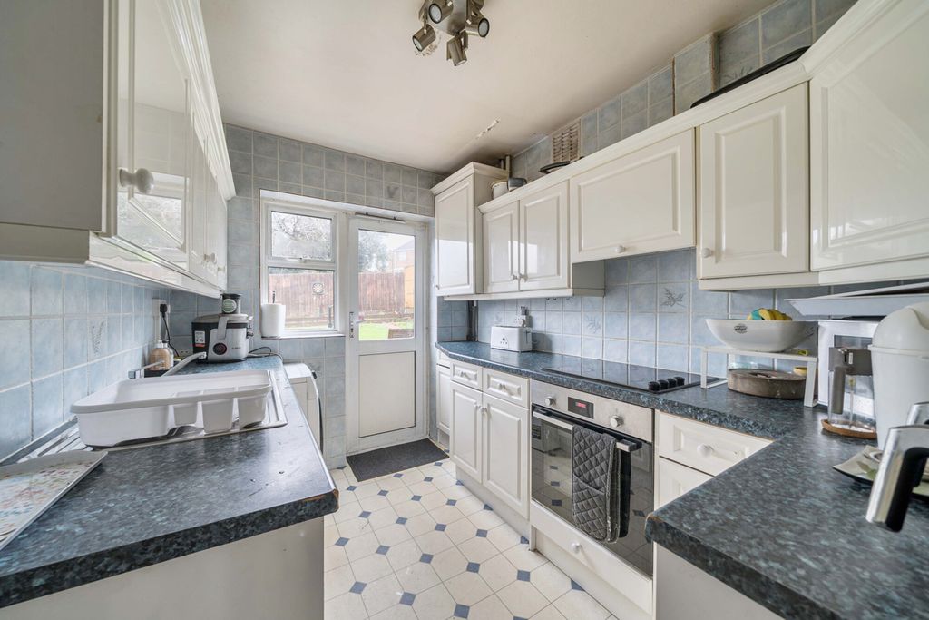 4 bed semi-detached house for saleOldfields Circus, Northolt, Middlesex UB5 photo 5