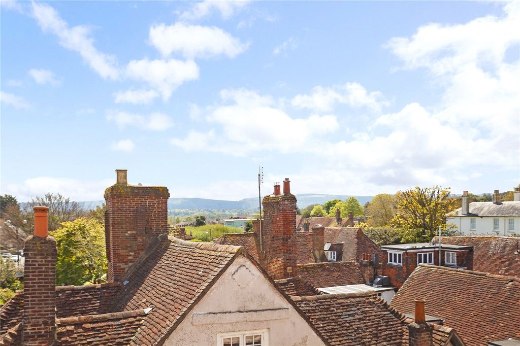 3 bed flat for saleSwan House, Saddlers Row, Petworth, West Sussex GU28