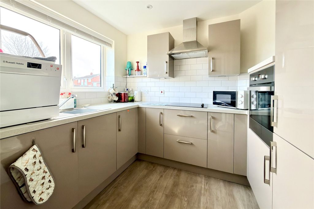 1 bed flat for saleSouth Lawn, Sidmouth, Devon EX10 photo 3
