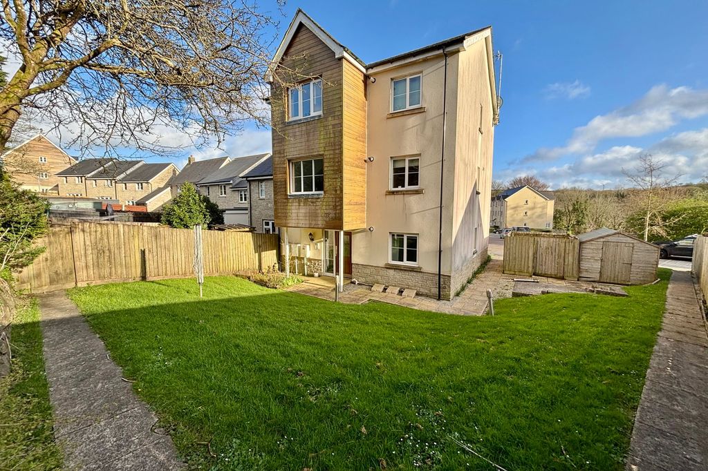2 bed flat for saleTrelowen Drive, Penryn TR10