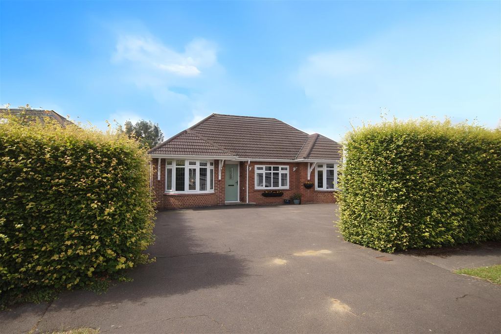3 bed detached bungalow for salePulens Crescent, Petersfield GU31