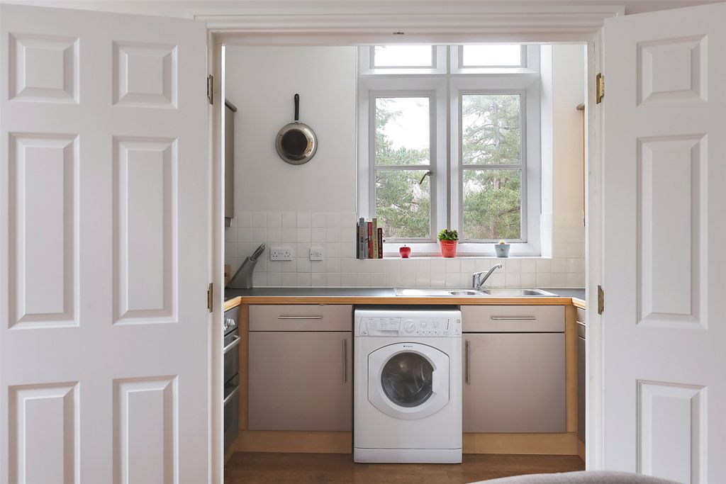 2 bed flat for saleLavender Close, Leatherhead, Surrey KT22 photo 4