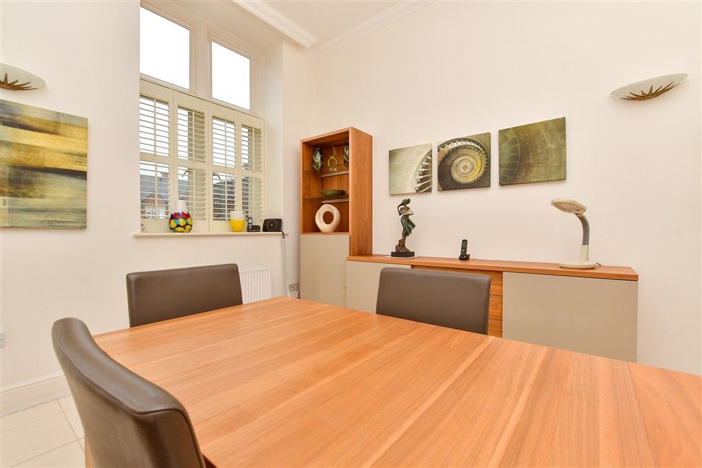 2 bed flat for saleLavender Close, Leatherhead, Surrey KT22 photo 3