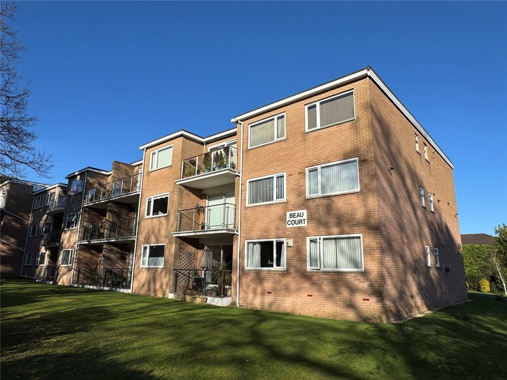 2 bed flat for saleSpencer Road, New Milton, Hampshire BH25