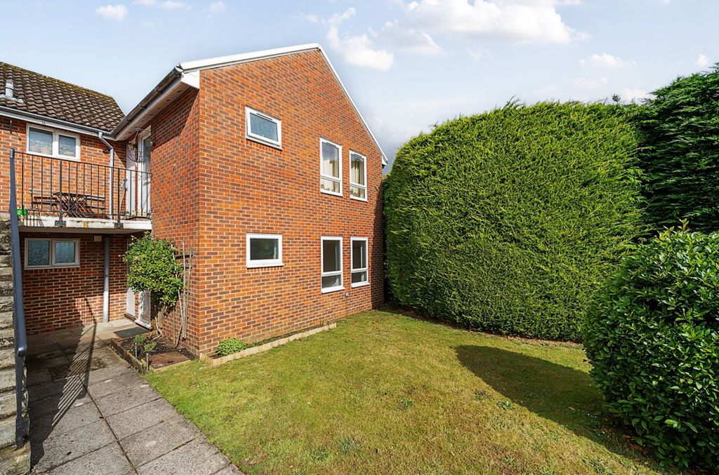 1 bed flat for saleMoggs Mead, Petersfield GU31