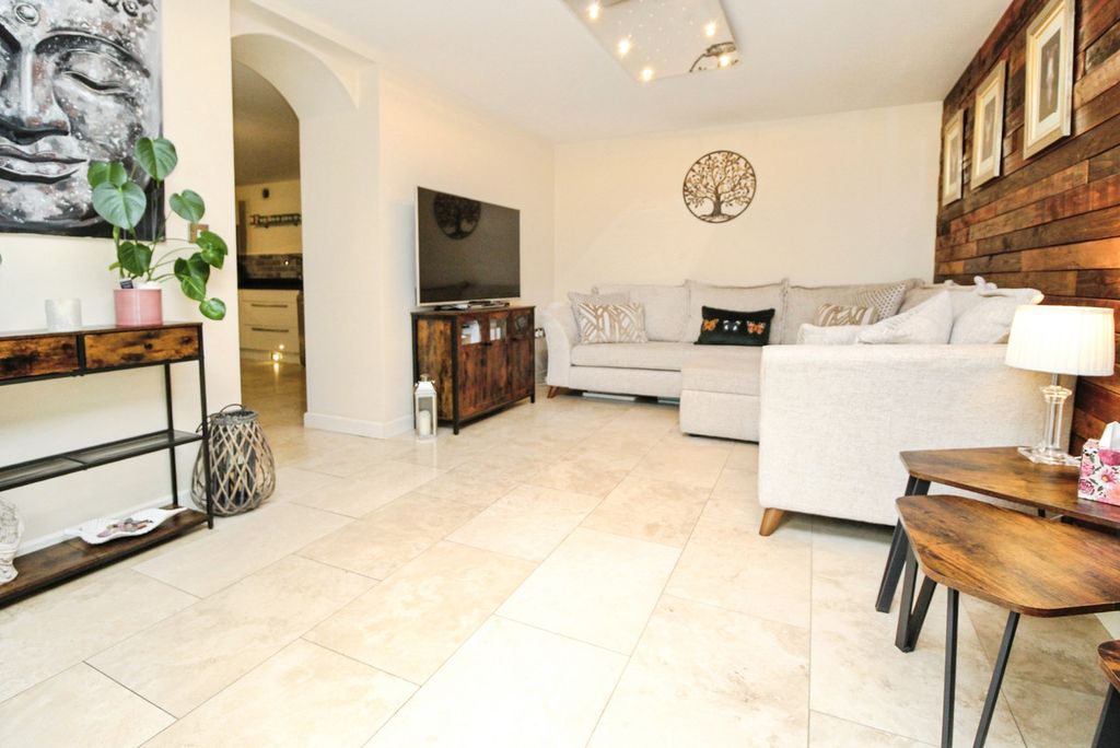 2 bed flat for saleWarwick Place, Leamington Spa CV32 photo 2