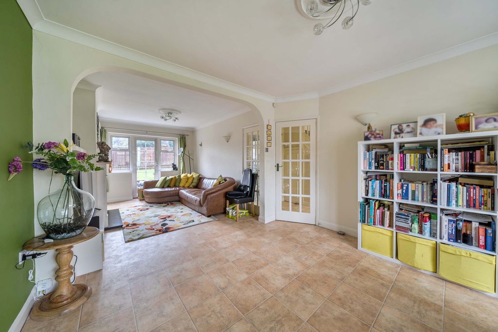4 bed semi-detached house for saleOldfields Circus, Northolt, Middlesex UB5 photo 3