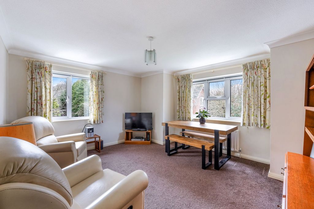 2 bed flat for saleSurrey RH7 photo 2