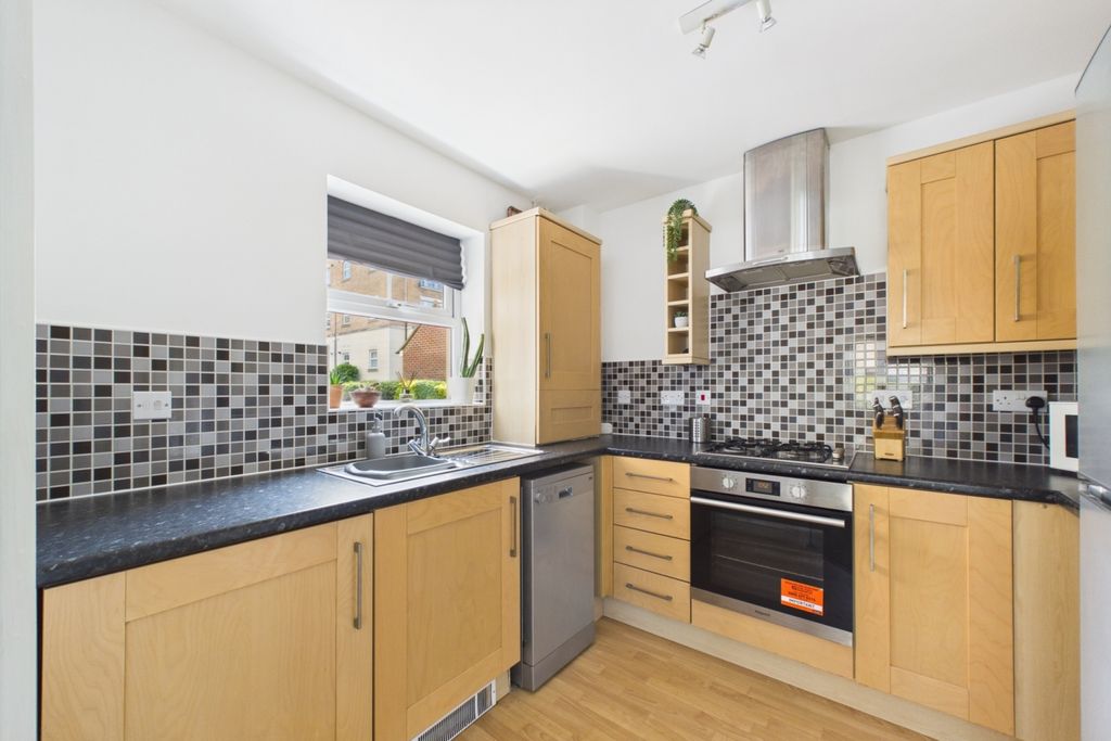 2 bed flat for saleSandpiper Way, Leighton Buzzard LU7 photo 3