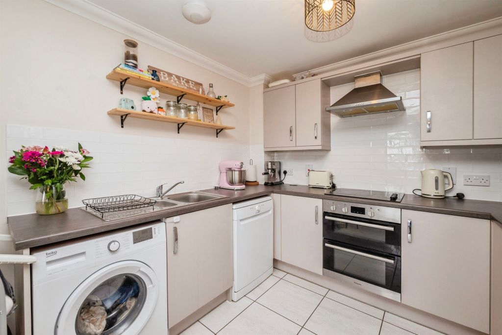 2 bed flat for saleSmedley Close, North Walsham NR28 photo 4