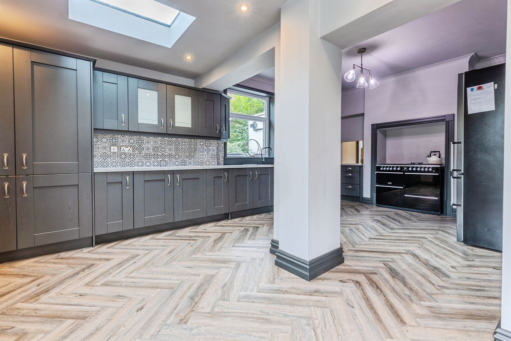 6 bed detached house for saleCarleton Road, Pontefract WF8 photo 5