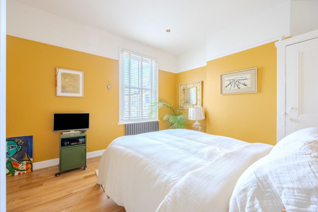 Additional image 14 of 3 bed flat for saleCarlton Drive, Leigh-On-Sea SS9