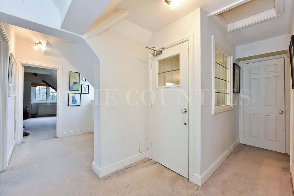 2 bed flat for saleMutton Lane, Potters Bar EN6 photo 2