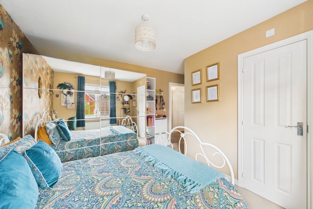 2 bed flat for saleCopia Crescent, Leighton Buzzard LU7 photo 5