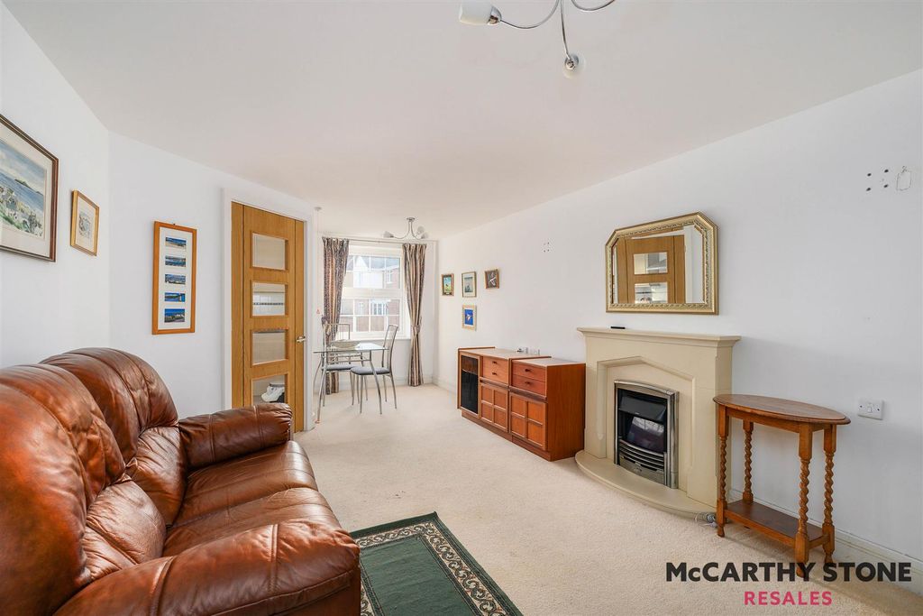 2 bed flat for saleWeighbridge Court, High Street, Ongar, Essex CM5