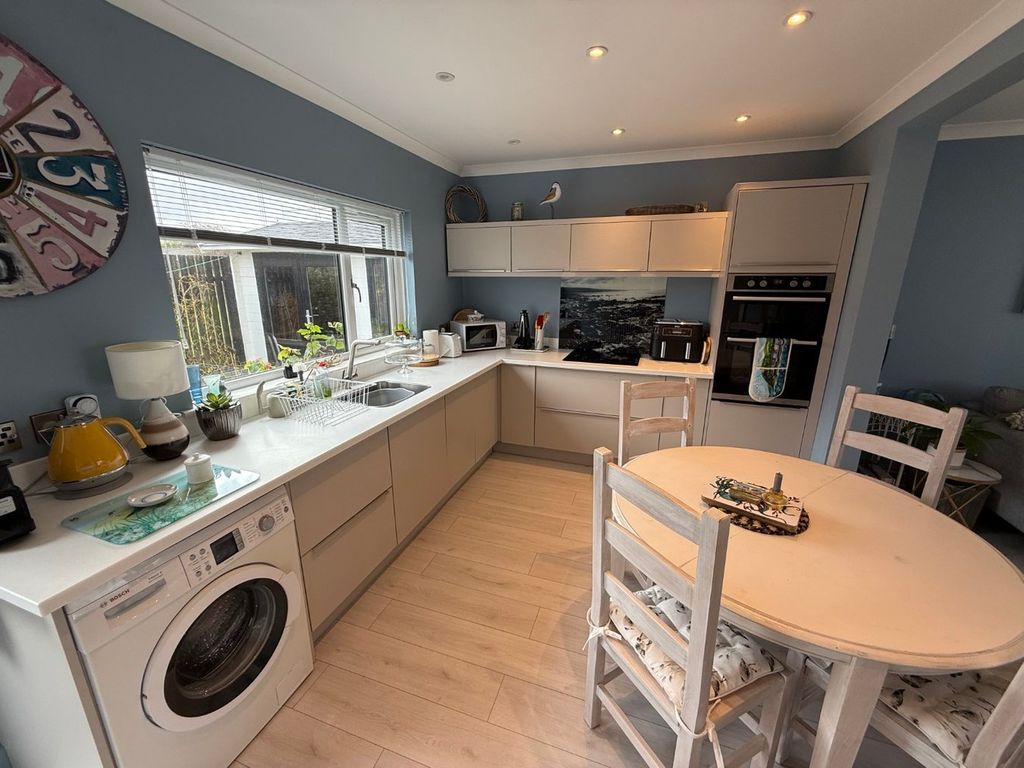 2 bed bungalow for saleLlansantffraid, Llanon SY23 photo 5