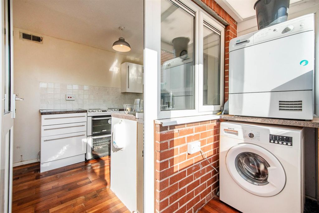 2 bed flat for saleGreystones, Leyland PR26 photo 5