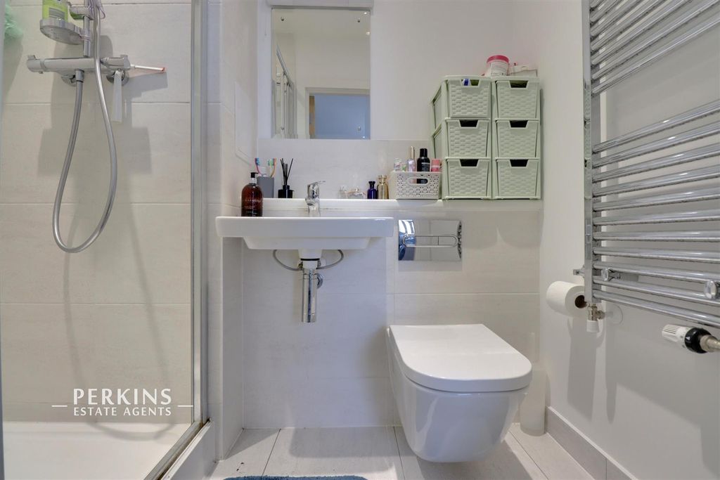 2 bed flat for saleNortholt UB5 photo 4