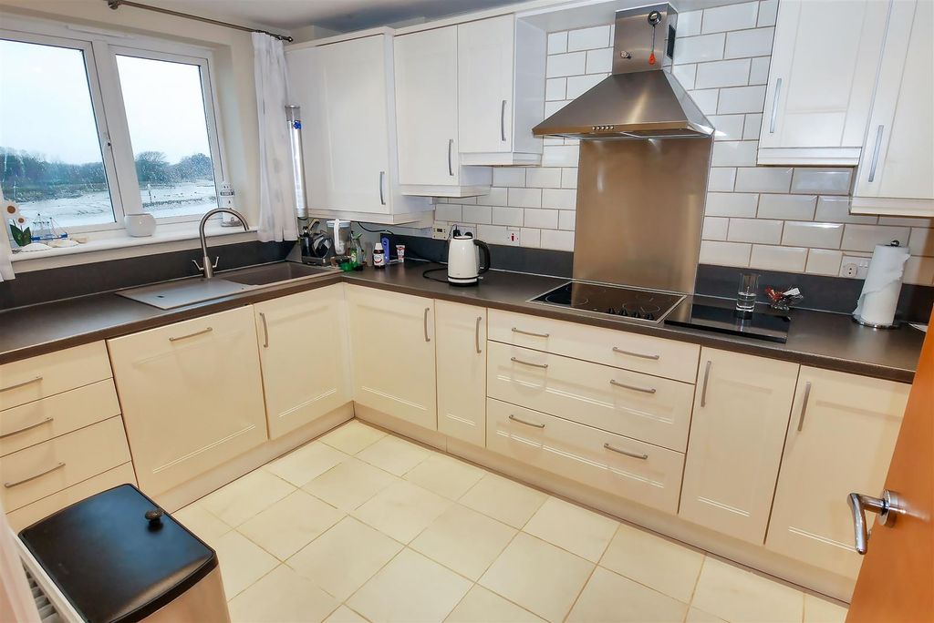 2 bed flat for salePier Road, Littlehampton BN17 photo 5
