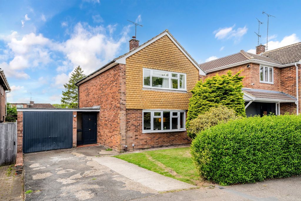 3 bed detached house for saleCentral Way, Oxted, Surrey RH8