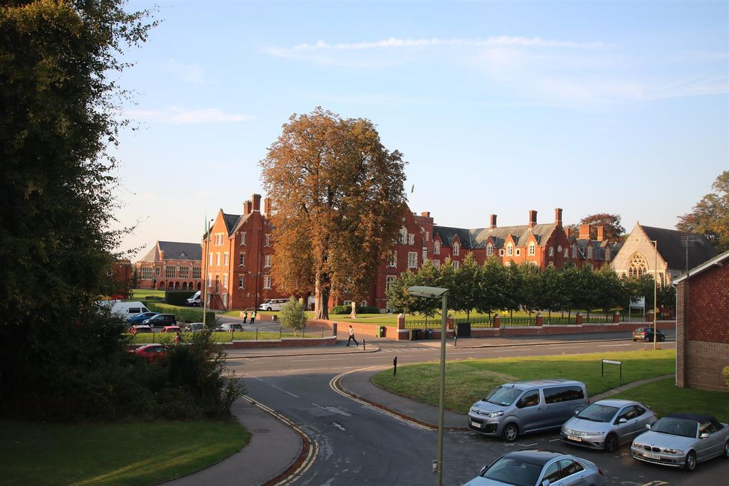 2 bed maisonette for saleWindfield, Leatherhead KT22 photo 2