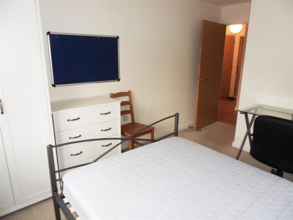 3 bed flat for saleCherry Croft, Kingfisher Way, Loughborough LE11 photo 5