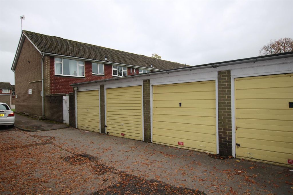 2 bed maisonette for saleWindfield, Leatherhead KT22 photo 4