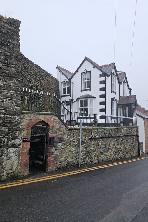 4 bed semi-detached house for saleHill Street, Llangollen LL20