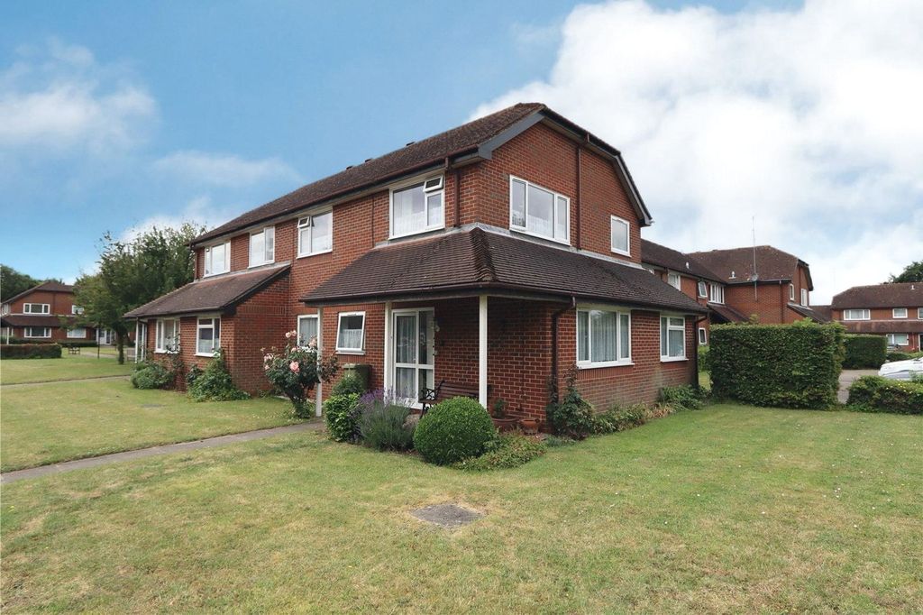 2 bed flat for saleRuskin Court, Newport Pagnell, Milton Keynes, Buckinghamshire MK16